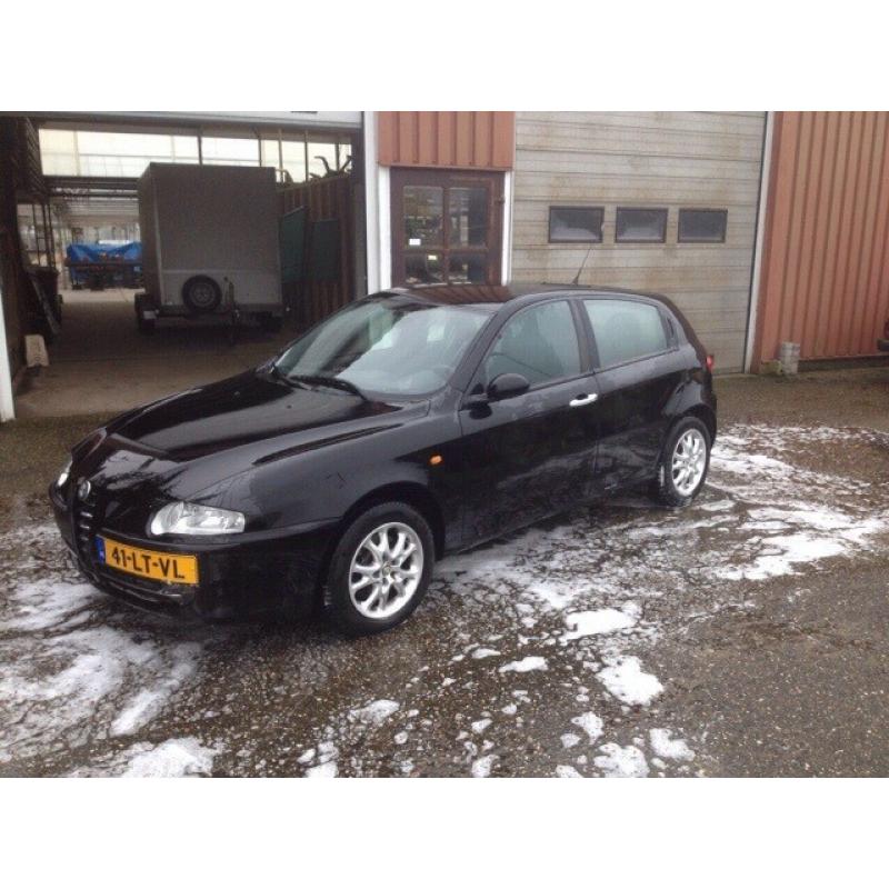 alfa romeo 147 1.6 bouwj 2002 kl donkergroen met.   goed onderhouden alfa romeo 147 bouwj 2002 apk 10-8-2015 heeft grote beurt gehad distributieriem v