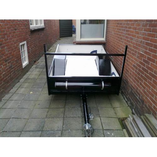 Oldtimer bagagewagen Parel.   Oldtimer bagagewagentje, om een beetje op te knappen. Het is een PeeKawee Parel Loopt mooi achter