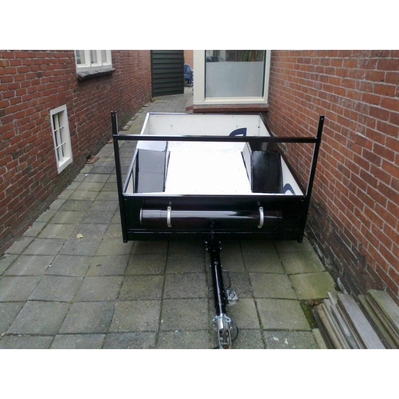 Oldtimer bagagewagen Parel.   Oldtimer bagagewagentje, om een beetje op te knappen. Het is een PeeKawee Parel Loopt mooi achter