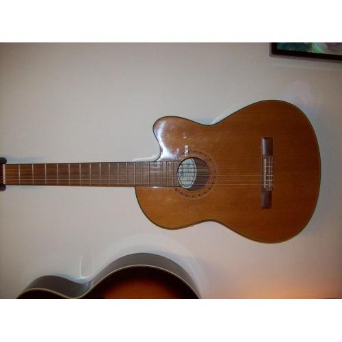 Mooie warme Spaanse gitaar (Esteve Granada 3)   Op deze gitaar zit geen enkel krasje en heeft meer in de kast gelegen dan erop is gespeeld. Echt zo