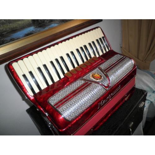 harmonica Serenelli   aangeboden nieuwe harmonica Serenelli met rugzak en riemen steming GC 2 korig heb er een paar
