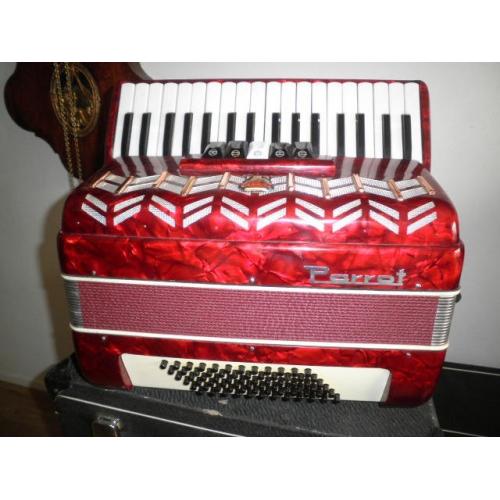 Hohner Verdi III   Wegens geen tijd te koop aangeboden 120 basser , is niet meer helemaal loepzuiver. Compleet met kof