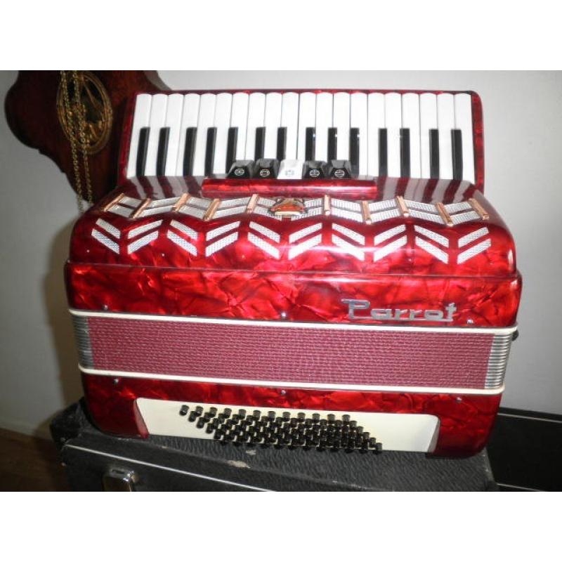 Hohner Verdi III   Wegens geen tijd te koop aangeboden 120 basser , is niet meer helemaal loepzuiver. Compleet met kof