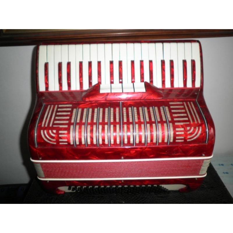 marinucci mooie accordeon   marinucci .losse artikelen voor de accordeon koffer trekzak 15 euro les boeken 20 stuks 25 euro..