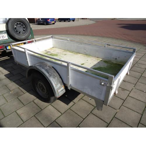 Te huur Motor aanhanger / trailer voor 1 of 2 motoren   Motor trailer voor 1 of 2 motoren. Deze motor aanhangwagen kunt u huren voor gebruik in binnen- of