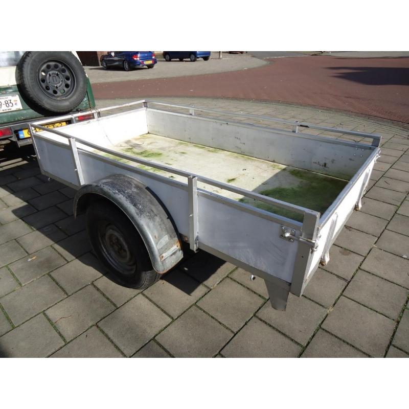 Te huur Motor aanhanger / trailer voor 1 of 2 motoren   Motor trailer voor 1 of 2 motoren. Deze motor aanhangwagen kunt u huren voor gebruik in binnen- of