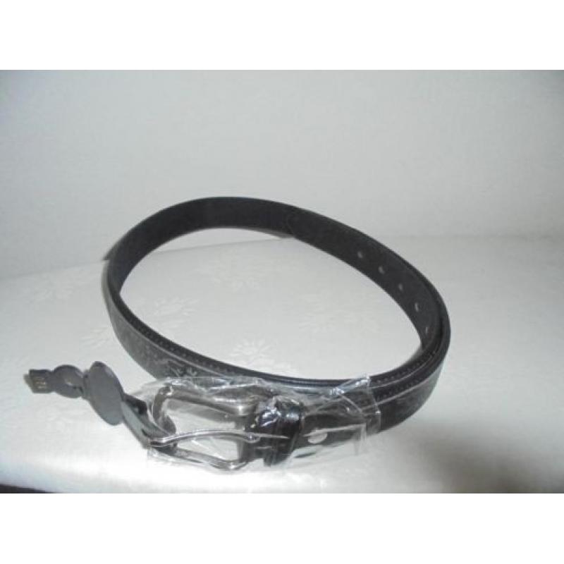 Mooie partij nieuwe sieraden voor de verkoop.  Iemand belang bij een partij mooie nieuwe sieraden? Valt leuk wat aan te verdienen, hoef niet de hoo