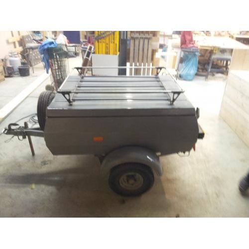 te koop orginele fabriek aanhanger met huif zonder klep   Te koop orginele aanhanger met huif alleen de klep is weg verder prima alles werkt huif is water di