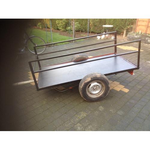 Te koop: Zo goed als nieuwe aanhanger.   Hierbij biedt ik mijn zo goed als nieuwe aanhanger aan. De aanhanger is voorzien van een dissel die