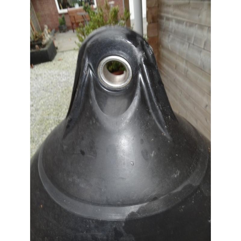 Fender   Zwarte nieuwe fender rond 1mtr. doorsnee met heel sevig metalen oog 