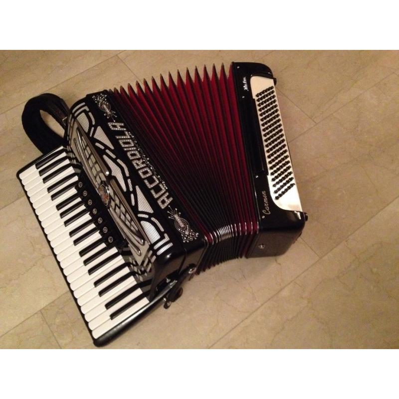 Te koop Bugari Pianoklavier   Kleur zwart 2 jaar oud 3 korig 72 standaardbas 5 discantreg. 2 basreg. Wil ook ruilen met trekzak