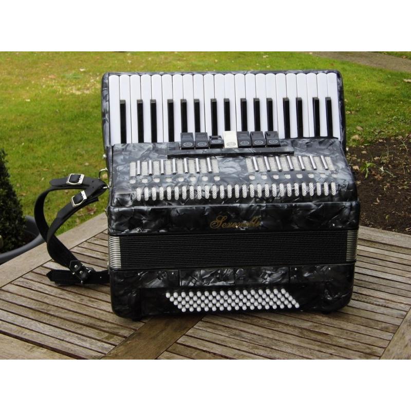 Mooie Settimio Soprani   Mooie Settimio Soprani. 80 Bass 2 bass registers 3 korig Technisch en uiterlijk in goede staat.  