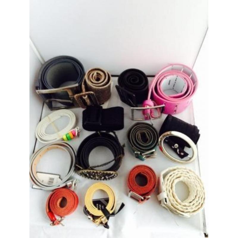 Leather Strap Beanie   Geweldig mooie wollen, gebreide beanie voor trendy meiden met lederen strap en een sierlijke bronsk