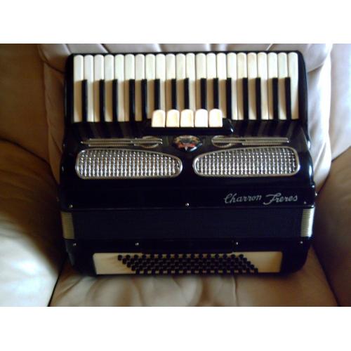 Een Magicvox electronische/gewone accordeon.   Magicvox electronische accordeon,speelt ook gewoon als normale accordeon, kan ook versterkt worden.
