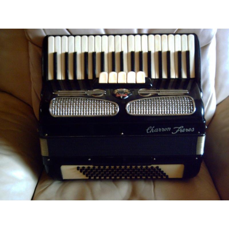 Een Magicvox electronische/gewone accordeon.   Magicvox electronische accordeon,speelt ook gewoon als normale accordeon, kan ook versterkt worden.