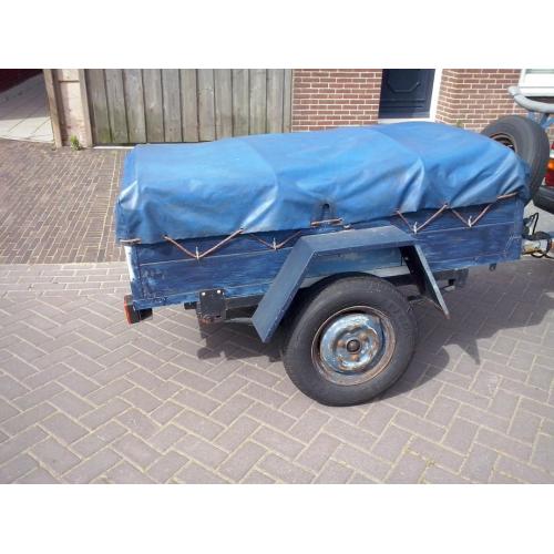 Gesloten aluminium aanhanger   Aanhanger met 1 as, volledig afsluitbaar en volledig overdekt. Inclusief reservewiel. Schade aan 1 