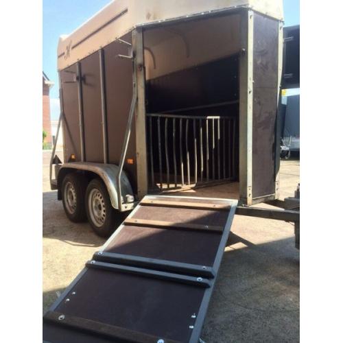 Aanhangwagen 3-zijdige kipper   3-zijdige kipper/aanhangwagenSelandia KSX 3000, 3-assige trailerlaadvermogen (kg): 2225, totaal gew
