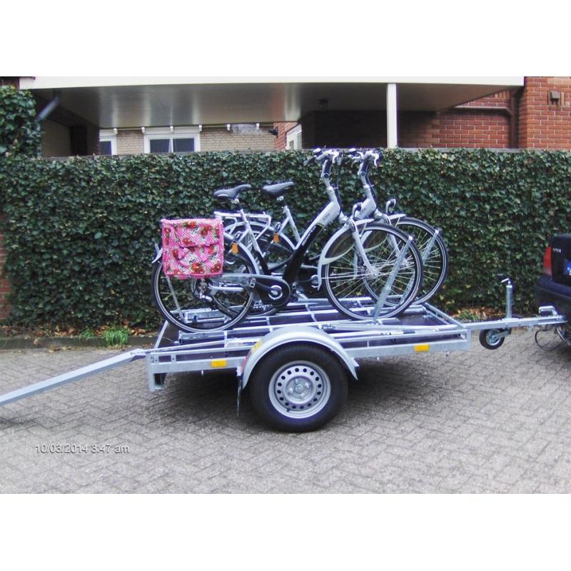 Aanhanger bakmaat 2.00 bij 1.20 meter  Aanhanger weinig gebruikt en altijd binnen gestald. Bakmaat 2.00 bij 1.20. Goede banden, reserve wie