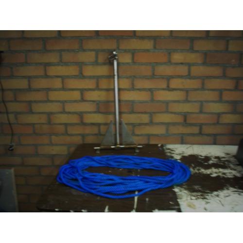 Nieuwe uitklapbare RVS Zwemtrap met bevestigingspootjes   Nieuwe uitklapbare rvs zwemtrap met bevestigingspootjes Onderhoudsvrij Ongebruikt Lengte: 60 cm (32