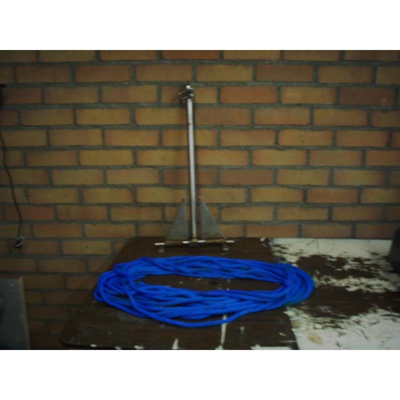 Nieuwe uitklapbare RVS Zwemtrap met bevestigingspootjes   Nieuwe uitklapbare rvs zwemtrap met bevestigingspootjes Onderhoudsvrij Ongebruikt Lengte: 60 cm (32