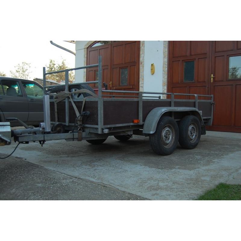 Aanhanger   met 2goede banden. Verlichting die werkt. Remt goed en rijd harstikke mooi achter de auto. De aanha