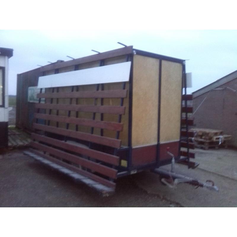 Aanhangwagen te koop   Houtwerk goed, niet verrot Ijzerwerk bij lichtbak enigzins doorgeroest. Banden zijn poreus moet