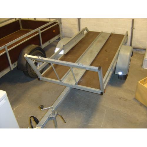 mooie gegalvaniseerde fabrieks aanhanger / aanhangwagen   Te koop: In zeer goede staat zijnde enkelassige aanhangwagen met torsie as Voorzien van goede band