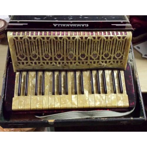 ACCORDIOLA Cromaton V 5 korig + musettestemming   Deze weinig gebruikte, altijd goed onderhouden en orgineel in Italie gebouwde (met het beroemde ova