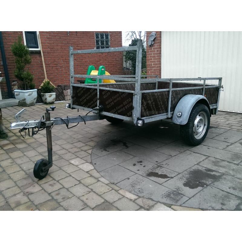Te huur motoraanhanger / motortrailer huren / verhuur   Te huur: Nette complete aanhanger voor 1 motor. Af te halen in Ede, wijk Rietkampen, langs A-12.  