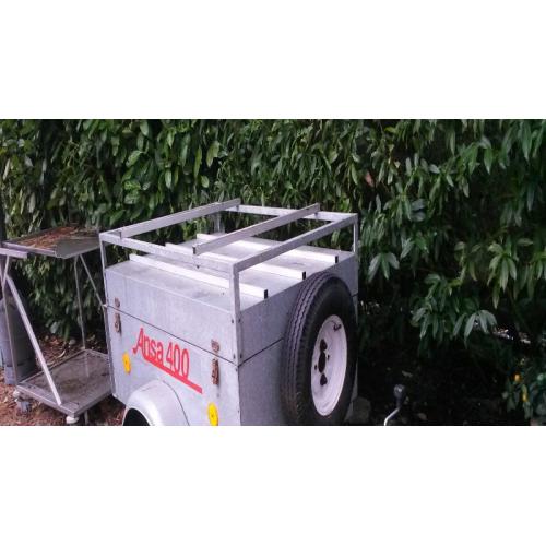 Gesloten aanhanger te koop!   Bagagewagen te koop! Heerewaarden! De Bak is 1.38 lang 0,40 cm hoog (zonder deksel gemeten)  