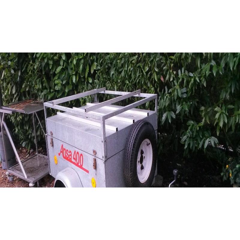 Gesloten aanhanger te koop!   Bagagewagen te koop! Heerewaarden! De Bak is 1.38 lang 0,40 cm hoog (zonder deksel gemeten)  