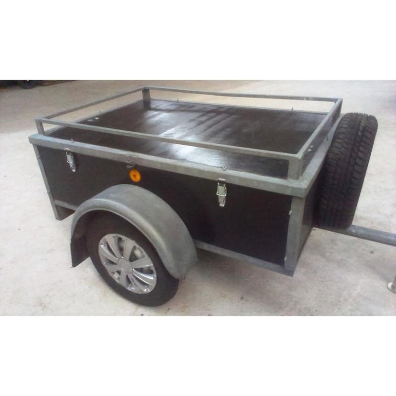 3 zijdige kiep aanhangwagen merk Top trailer   Afmeting is 185 cm breed x 300 cm lang met afdekzeil Elektrischbedienbaar 
