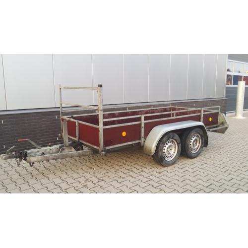 aanhangwagen   Leuke aanhangwagen ligt goed achter de auto! 