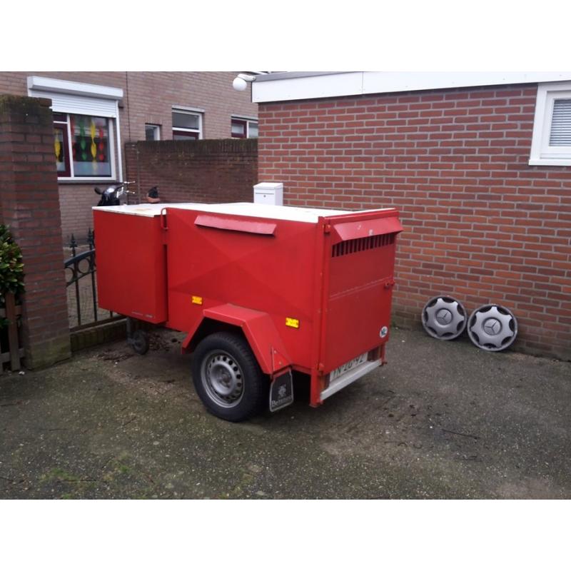 Anssems plateauwagen met huif   Grote Anssems aanhanger met huif, de bak is 4 meter lang en 1,80 breed. De totale hoogte is ongevee
