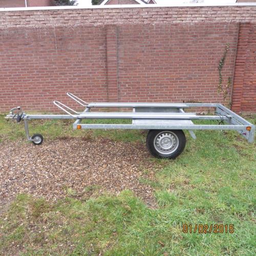 Grote gesloten aanhangwagen   Gesloten aanhanger Met kenteken Opbouw volledig van aluminium Goede verlichting Zware kwali