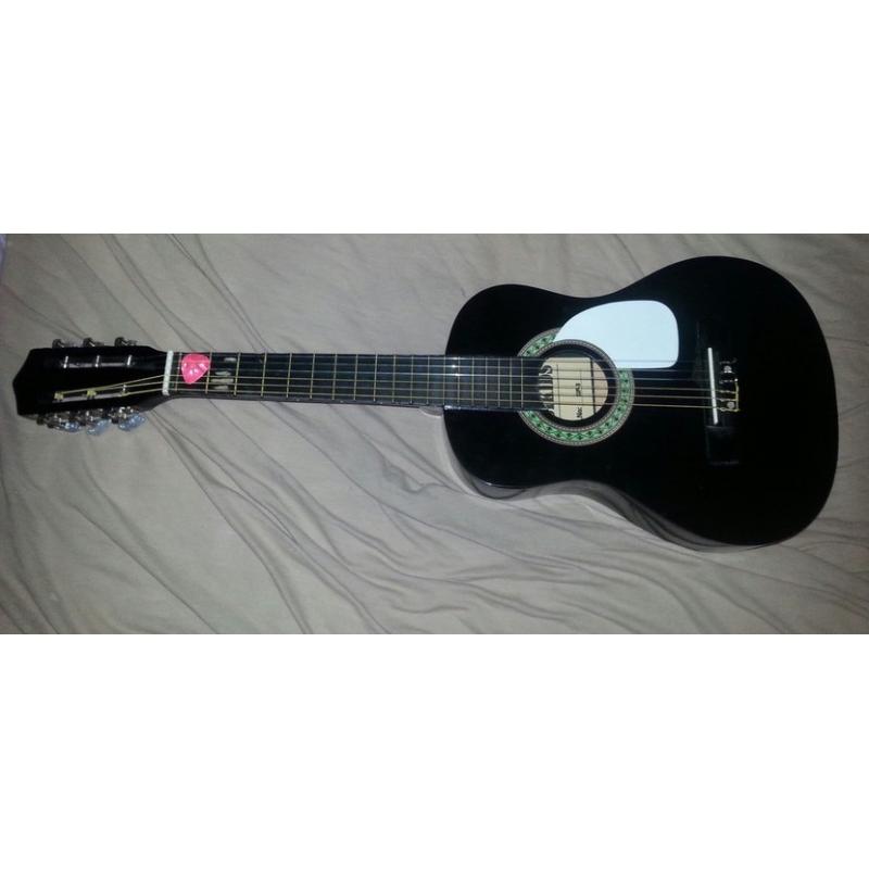 Yamaha Gitaar   Een mooie, tweedehandse Yamaha gitaar. Nog steeds in goede conditie. Je krijgt er gratis een gi
