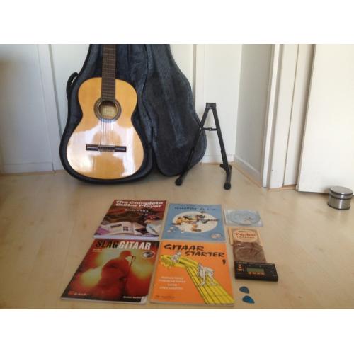 Gitaar akoestisch +Standaard, Stemapparaat, 4 Boeken, Snaren   Bezorgen in Amsterdam mogelijk. (meerdere foto's mogelijk op aanvraag) - Gitaar akoestisch Inclus