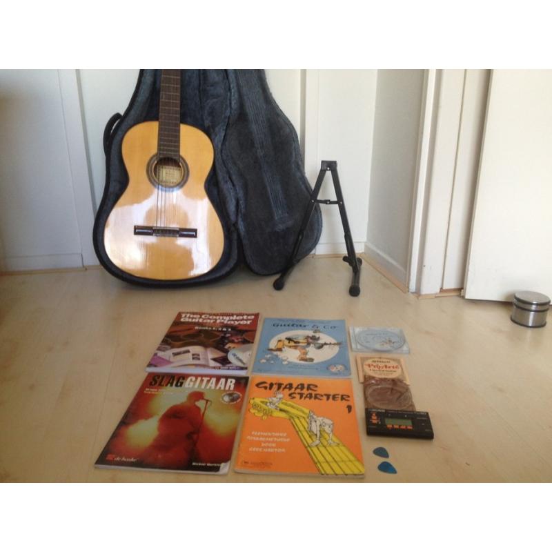 Gitaar akoestisch +Standaard, Stemapparaat, 4 Boeken, Snaren   Bezorgen in Amsterdam mogelijk. (meerdere foto's mogelijk op aanvraag) - Gitaar akoestisch Inclus
