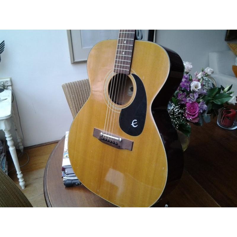 Goeie Gitaar   Goeie western gitaar met tas, stemapparaat en extra set snaren. Ik doe deze mooie gitaar weg omdat