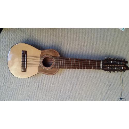 Klassieke gitaar   Klassieke gitaar van het merk Musima. Gitaar is voorzien van Rebel II piezo pick-up. Gitaar verkee