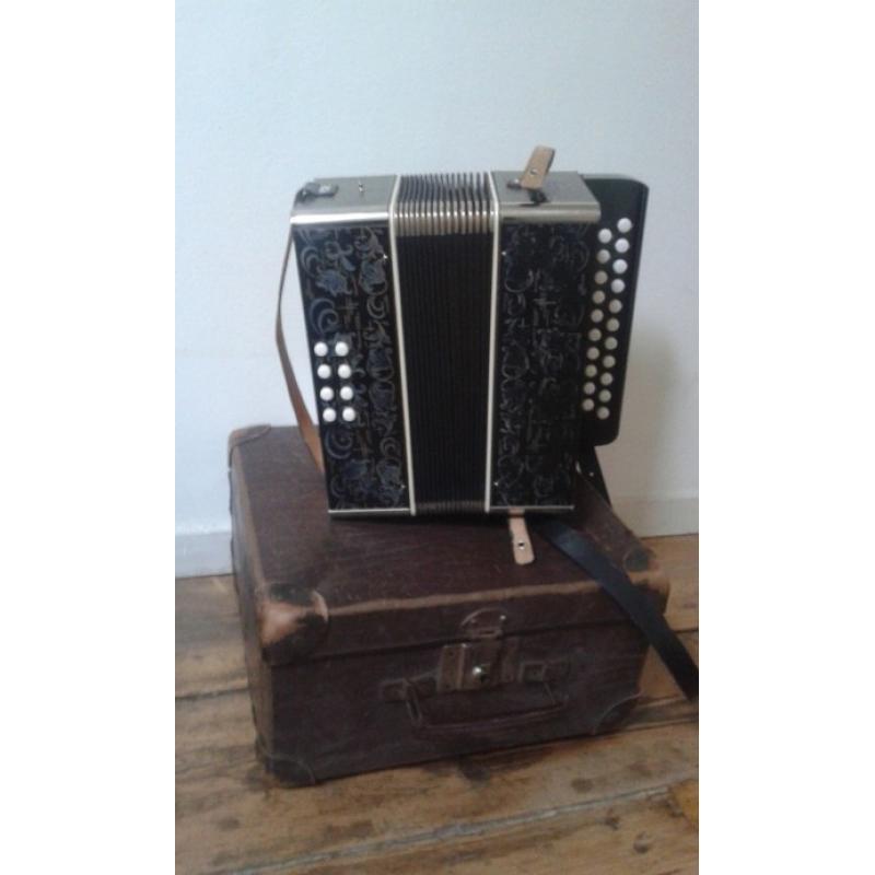 Honica 120 bas 3 korig   Deze mooie, zeer goed klinkende, 3-korige, 120-basser is in staat van nieuw. Het instrument heeft 