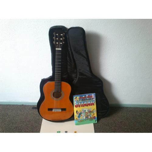 Charanga gitaar (Midden-Zuid Amerika) met stoffen hoes   De charanga-gitaar is een populair instrument bij de inwoners van midden- en zuidamerika. Ook bij 