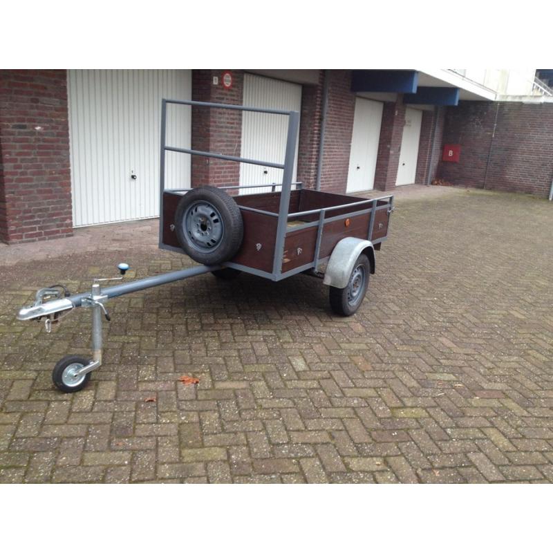 Bagagewagen met deksel   Te Koop; Bagagewagen met afsluitbare deksel. Reserve wiel. Torsievering met schokdempers. Afm; 1