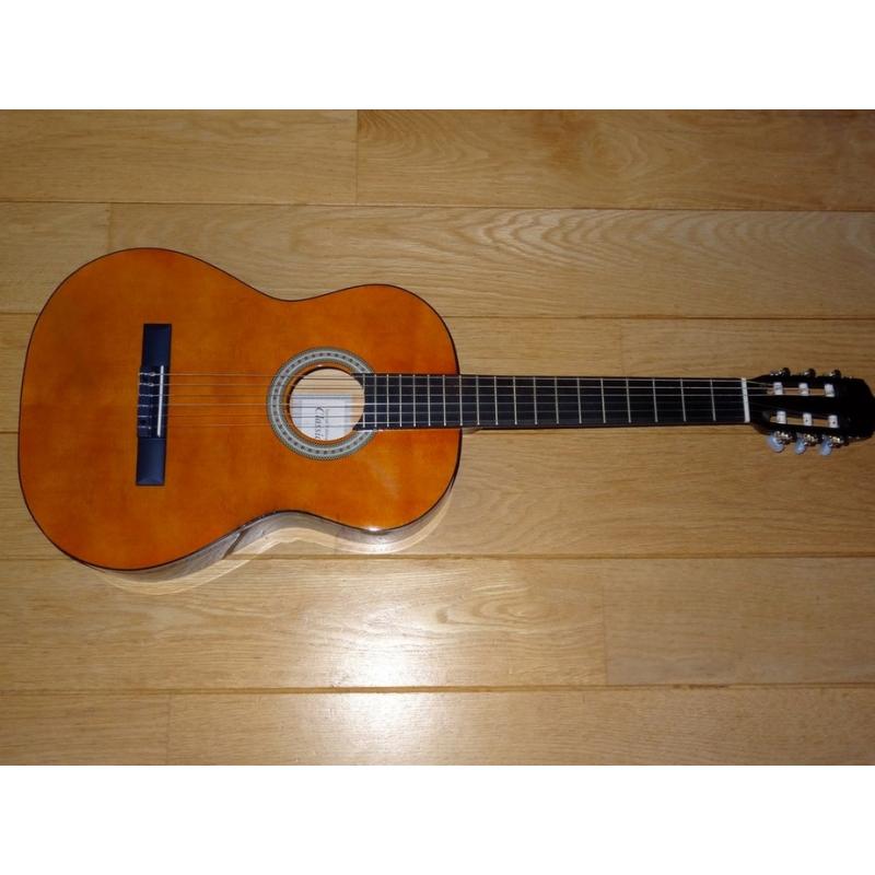 Nette handgemaakte akoustische gitaar weinig gebruikt   Hierbij bied ik mijn akoustische gitaar van het merk Aria aan, Ben er 3x mee naar les geweest, dus