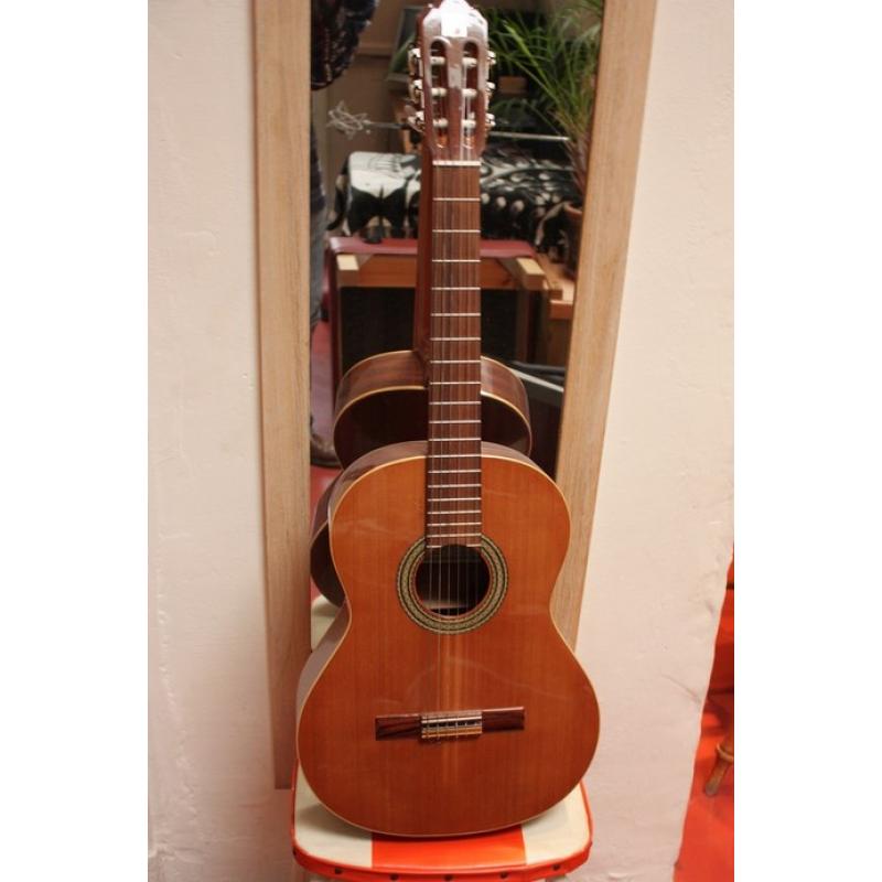 Alhambra 9C   Alhambra gitaar in mint conditie, Echt een geweldige klank. 7/8 maat, senorita Er zit geen koffe