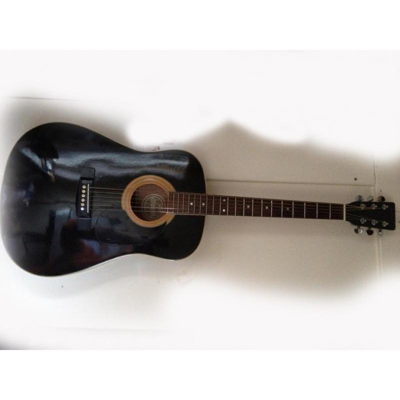 Akoestische Hondo-gitaar met stalen snaren   Zwarte, akoestische Hondo-gitaar met stalen snaren. H18 B. Dreadnought-model. Speelt en klinkt pri