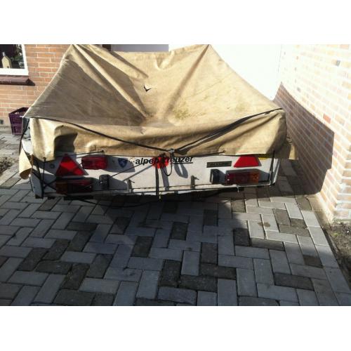 mooie aanhanger   mooi en goede aanhanger met reservewiel en kantelbeugels om recht op te zetten 