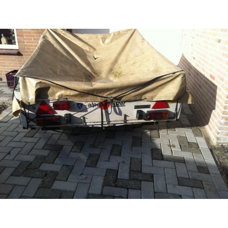 mooie aanhanger   mooi en goede aanhanger met reservewiel en kantelbeugels om recht op te zetten 