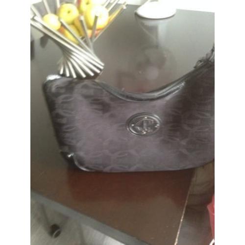 Mooie zilverkleurige "Gucci" riem   Mooie zilverkleurige "Gucci" riem [nep]. Lengte riem [zonder gesp] plm. 116 cm. Breedte 3,5 cm. Ve