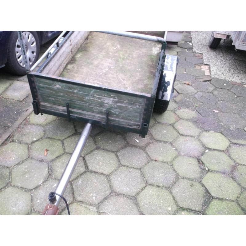 Hoco Dubbel Asser aanhangwagen 2000KG met oprijplaten en ken   Hoco Dubbel Asser 2000KG met kenteken. Laadvermogen 1600KG Bakmaat 3m lang 1.50m Breed Met stalen o